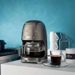 Smeg Machine à Café Filtre Chrome 1050 W DCF02SSEU -Magasin De Machines À Café 700034 4 1 Machine a cafe Filtre chrome 1050 W DCF02SSEU Smeg