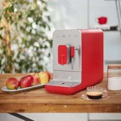 Smeg Machine à Café Avec Broyeur Et Buse Vapeur 1350 W BCC02RDMEU Rouge -Magasin De Machines À Café 700071 2 1 Machine a cafe avec broyeur et buse vapeur 1350 W BCC02RDMEU rouge Smeg