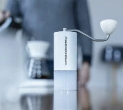 Moulin à Café Manuel COMANDANTE C40 MK4 Nitro Blade Snow White -Magasin De Machines À Café comandante snow 3