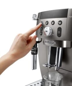 DELONGHI Magnifica S Smart FEB 2541.TB Titanium Garantie 3 Ans -Magasin De Machines À Café feb 2541.tb mano 1