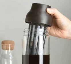 Carafe KINTO Capsule Marron Foncé 1L Pour Infusions à Froid -Magasin De Machines À Café kinto capsule noire 3