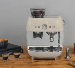 Machine Expresso SMEG EGF03CREU Crème Années 50 Avec Moulin Intégré -Magasin De Machines À Café smeg egf03 creme 5